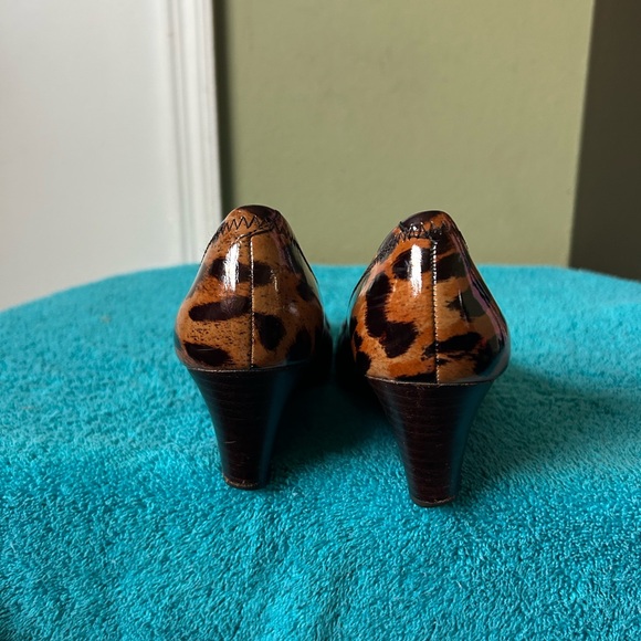 Tory Burch Leopard Print Wedge Heels with Gold Logo - Picture 5 of 11